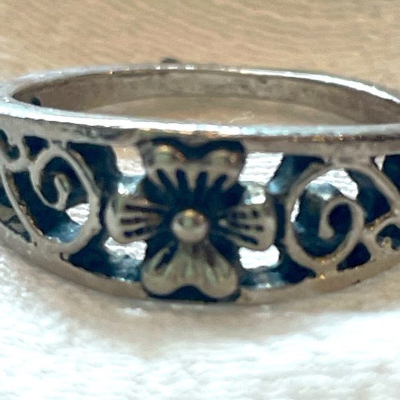 Vintage Jewelry - Sterling  cut out embossed Daisy Flower Ring Size 6